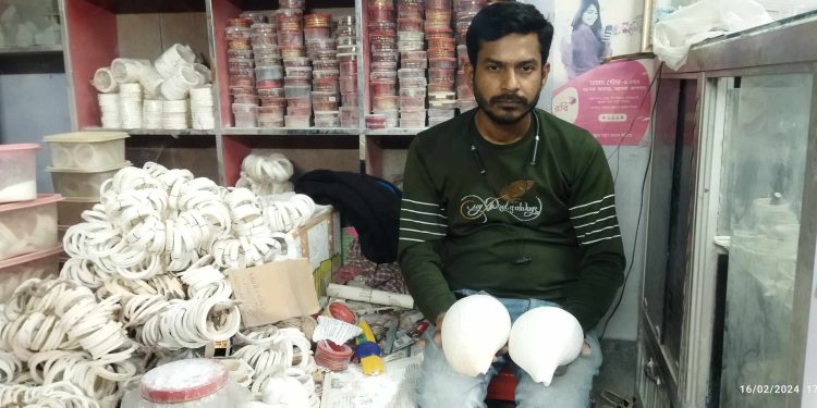 শালিখায় শাঁখা তৈরি করে স্বাবলম্বী অভিজিৎ ঘোষ