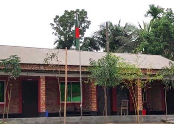 মায়ের পরিক্ষা দিতে এসে ধরা সপ্তম শ্রেণীর ছাত্রী। 