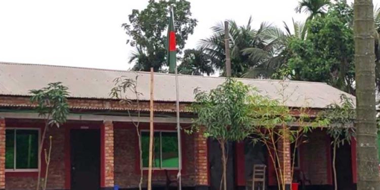 মায়ের পরিক্ষা দিতে এসে ধরা সপ্তম শ্রেণীর ছাত্রী।