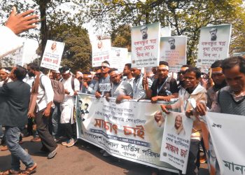 ন্যাশনাল সার্ভিস চাকরি স্থায়ীকরণ ও প্রধান প্রধানমন্ত্রী সাক্ষাৎ চাই দাবিতে মানববন্ধন অনুষ্ঠিত। 