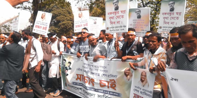 ন্যাশনাল সার্ভিস চাকরি স্থায়ীকরণ ও প্রধান প্রধানমন্ত্রী সাক্ষাৎ চাই দাবিতে মানববন্ধন অনুষ্ঠিত।