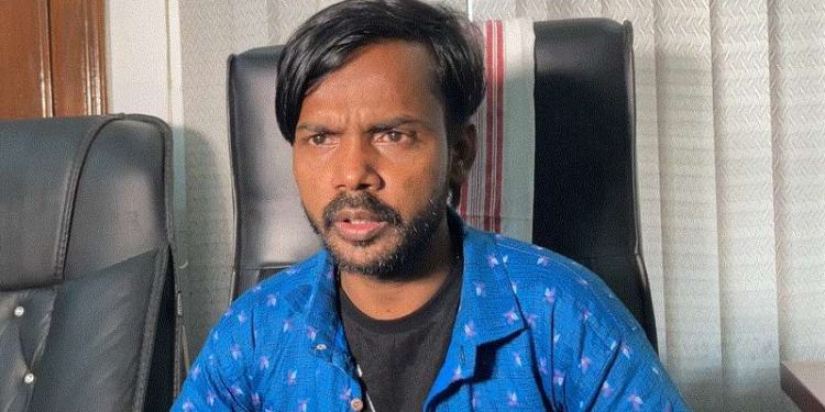 ছিঃ ছিঃ ধ্বনিতে এবার বইমেলা থেকে বিতারিত হিরো আলম।