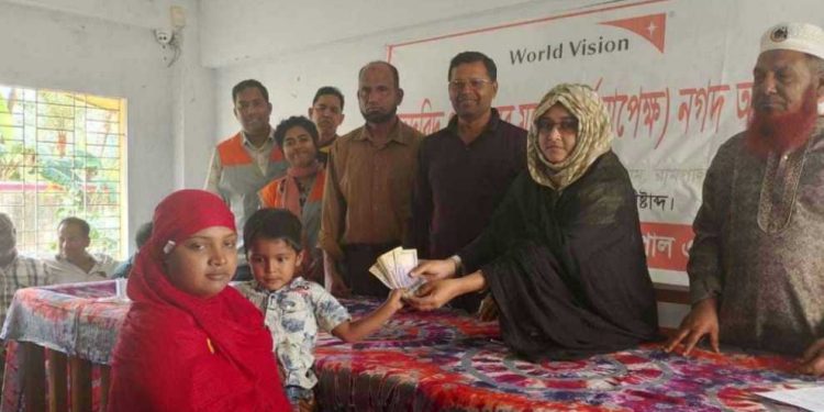 রামপালে ওয়ার্ল্ড ভিশন এর মধ্যমে হতদরিদ্র পরিবারের মধ্যে নগদ অর্থ বিতরণ