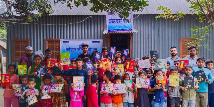 টাঙ্গাইলে সুবিধাবঞ্চিত শিশুদের মধ্যে বিনামূল্যে বই বিতরণ