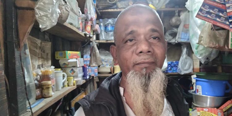 পাঁচবিবিতে বাড়ীঘর না থাকায় রেল স্টেশনে থাকেন আবুল কালাম,