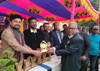 ঝিনাইদহে বিলুপ্ত প্রায় গ্রামীণ খেলায় মেতেছিলো শত শত শিক্ষার্থীসহ নানা শ্রেণী পেশার মানুষ