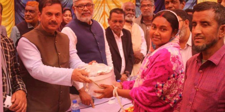 রায়গঞ্জে ক্ষুদ্র নৃ-গোষ্ঠীর মাঝে বাছুর বিতরন