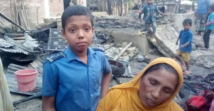 ঝিনাইদহের নফদার আলীর বসত ভিটা পুড়ে শেষ নেই মাথা গোঁজার ঠাই