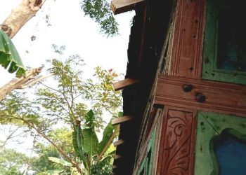 রামপালে বসত ঘরের চাল কেটে দেয়ার অভিযোগ