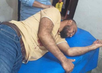 বরিশালের হিজলায় জুয়াড়ীদের ধরতে গিয়ে হামলার শিকার পুলিশ।