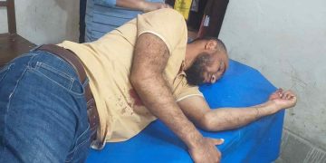 বরিশালের হিজলায় জুয়াড়ীদের ধরতে গিয়ে হামলার শিকার পুলিশ।