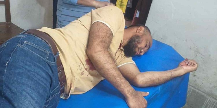 বরিশালের হিজলায় জুয়াড়ীদের ধরতে গিয়ে হামলার শিকার পুলিশ।