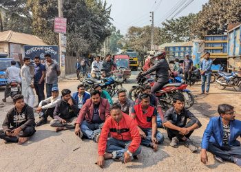 পুলিশ সাংবাদিকের ক্যামেরা ছিনিয়ে নেওয়ায় প্রতিবাদে মহাসড়কে অবরোধ