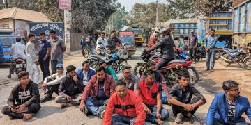 পুলিশ সাংবাদিকের ক্যামেরা ছিনিয়ে নেওয়ায় প্রতিবাদে মহাসড়কে অবরোধ