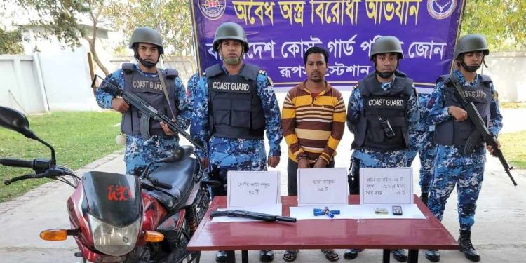 রুপসায় কোস্ট গার্ডের অভিযানে অস্ত্রসহ ব্যাবসায়ীকে আটক