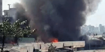 মিরপুরের ঝিলপাড় বস্তিতে আগুন,নিয়ন্ত্রণে কাজ করছে ফায়ার সার্ভিসের ৮ টি ইউনিট।