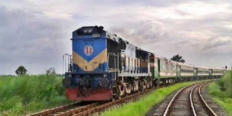 কামারখন্দে রেললাইন পারাপারে ভোগান্তি