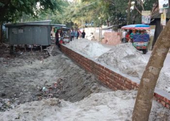 ফরিদপুরের নগরকান্দায় রাস্তার জায়গায় দোকান ঘর নির্মান করার অভিযোগ