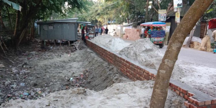ফরিদপুরের নগরকান্দায় রাস্তার জায়গায় দোকান ঘর নির্মান করার অভিযোগ