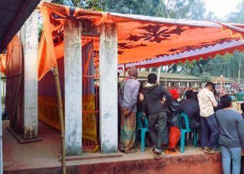 রৌমারীতে শহিদ মিনারের বেদিতে জুতা পায়ে অতিথিরা