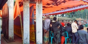 রৌমারীতে শহিদ মিনারের বেদিতে জুতা পায়ে অতিথিরা