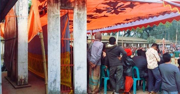 রৌমারীতে শহিদ মিনারের বেদিতে জুতা পায়ে অতিথিরা