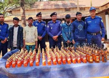 সুনামগঞ্জের তাহিরপুরে বিপুল পরিমাণ ভারতীয় মদ সহ ৪ মাদক ব্যবসায়ী গ্রেপ্তার 