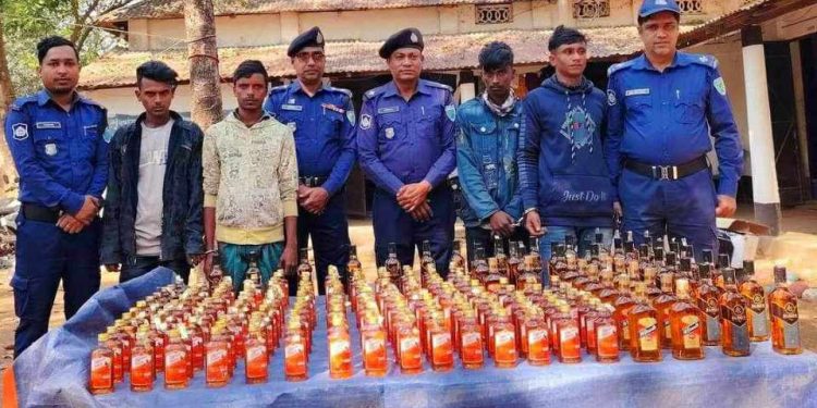 সুনামগঞ্জের তাহিরপুরে বিপুল পরিমাণ ভারতীয় মদ সহ ৪ মাদক ব্যবসায়ী গ্রেপ্তার 