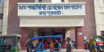 বাড়ি থেকে অফিসে পৌঁছার ভাগ্যের জুটলো না রেশমার 