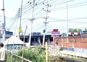 সিরাজগঞ্জে সরকারি জায়গা দখল করে অবৈধ স্থাপনা নির্মান চলছে রমরমা বাণিজ্য