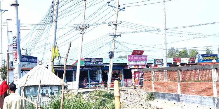 সিরাজগঞ্জে সরকারি জায়গা দখল করে অবৈধ স্থাপনা নির্মান চলছে রমরমা বাণিজ্য