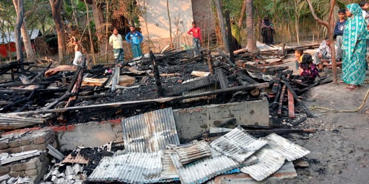 রামপালে বসতঘরে অগ্নিকাণ্ড দরিদ্রের স্বপ্ন পুড়ে ছাই
