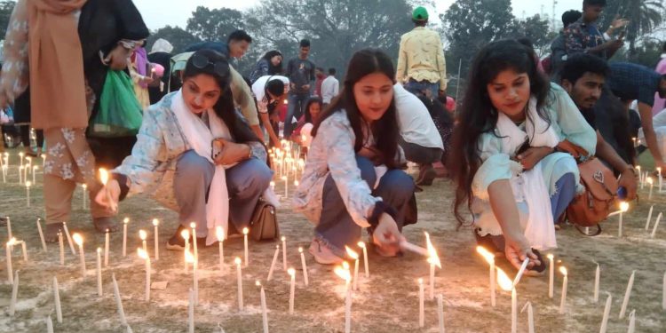 নড়াইলে মোমবাতি প্রজ্জ্বলন করে ভাষা শহীদদের স্মরণ