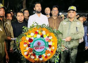 নোয়াখালীতে শহীদ মিনারে পুষ্পস্তবক অর্পণ করেন উপকূলীয় বন বিভাগ