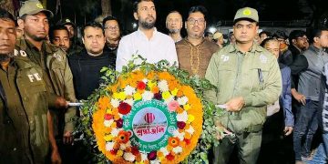 নোয়াখালীতে শহীদ মিনারে পুষ্পস্তবক অর্পণ করেন উপকূলীয় বন বিভাগ