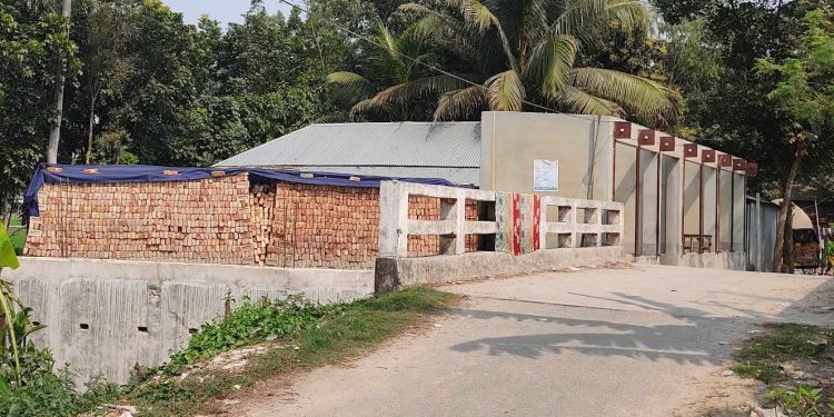 ব্রিজ ও সরকারি খাল দখল করে মার্কেট নির্মান করছে প্রভাবশালী হেলাল উদ্দিন