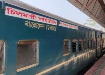 মোবাইলে কথা বলছিলেন নারী, প্রান গেল ট্রেনের ধাক্কায়।