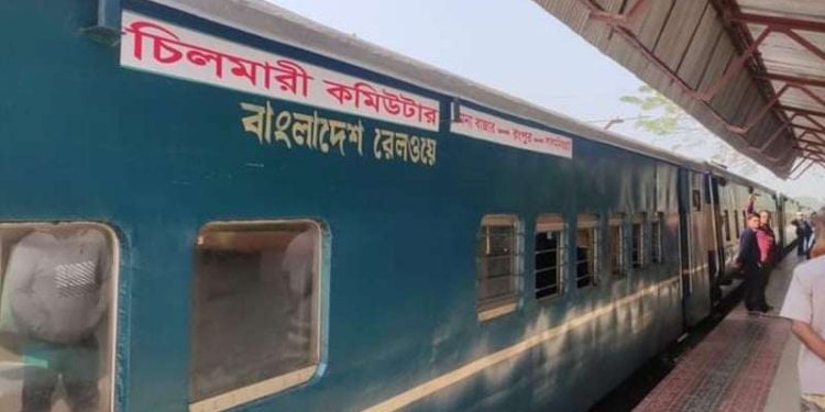 মোবাইলে কথা বলছিলেন নারী, প্রান গেল ট্রেনের ধাক্কায়।