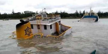 মোংলায় কয়লা বোঝাই লাইটর জাহাজ তলা ফেটে দুর্ঘটনার কবলে 