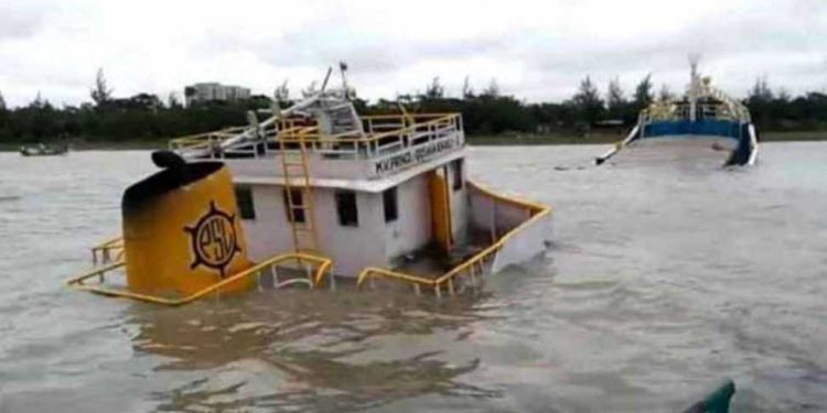 মোংলায় কয়লা বোঝাই লাইটর জাহাজ তলা ফেটে দুর্ঘটনার কবলে