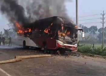 ফরিদপুরে বাস মোটরসাইকেল মুখোমুখি সংঘর্ষ নিহত-১, বাসে আগুন