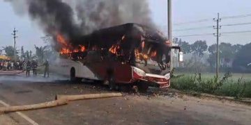 ফরিদপুরে বাস মোটরসাইকেল মুখোমুখি সংঘর্ষ নিহত-১, বাসে আগুন