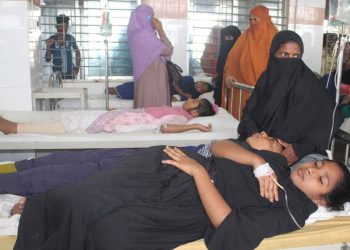 ভোলার চরপাতা মাধ্যমিক বিদ্যালয়ের শিক্ষার্থীরা হঠাৎ অসুস্থ হয়ে পরে 