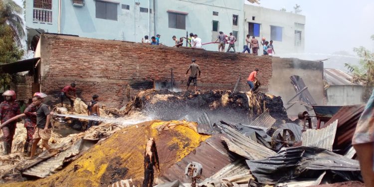 সাঁথিয়ায় আগুনে পুড়ল পাটের গুদাম ও তেলের মিল প্রায় ২ কোটি টাকার ক্ষতি