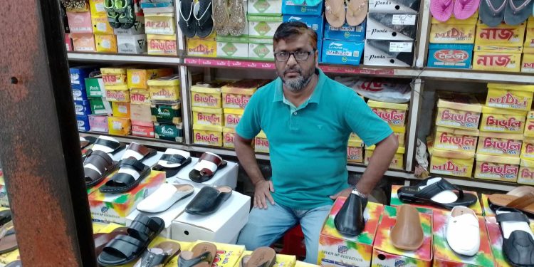 বেড়ায় জুতা বিক্রেতাদের মুখে নেই কোন হাসি