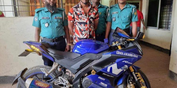 রাজশাহীর বায়া তে বাইকারের ধাক্কায় ট্রাফিক সার্জেন্ট আহত , এয়ারপোর্ট থানা পুলিশের হাতে গ্রেফতার