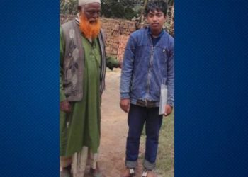 কুড়িগ্রামে পায়ে শিকল বাঁধা অবস্থায় এসএসসি পরীক্ষা দিচ্ছে আলম।