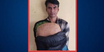 যাত্রীবাহী বাস থেকে মাদককারবারি আটক 