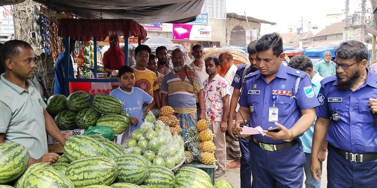 মধুখালী বাজার পরিদর্শনে ওসি মো: মিরাজ হোসেন