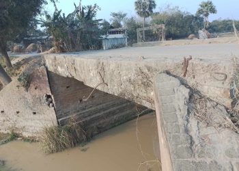 মরণ ফাঁদ হয়ে দাঁড়িয়ে ভাঙাচোরা ও জরাজীর্ণ ব্রিজ যে কোনো সময় দুর্ঘটনার আশঙ্কা